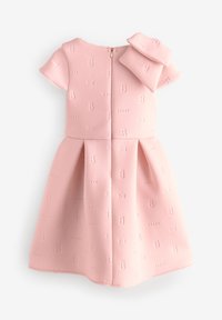 Ljust rosa klänning med korta ärmar, textil med struktur som har präglade bokstäver och rosetter; plisserad kjol med en dragkedja bak.