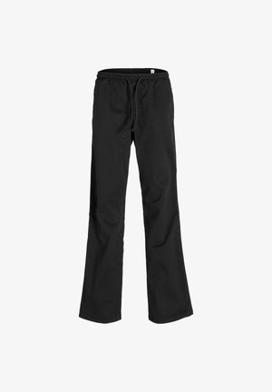 Hoodie vert avec une poche avant et un logo, associé à un pantalon noir et des baskets blanches. Tissu doux, coupe décontractée et capuche avec cordon.