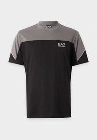 Μαύρο και γκρι T-shirt με κοντά μανίκια EA7 Emporio Armani με λογότυπο στο στήθος και λευκή επένδυση στα μανίκια.