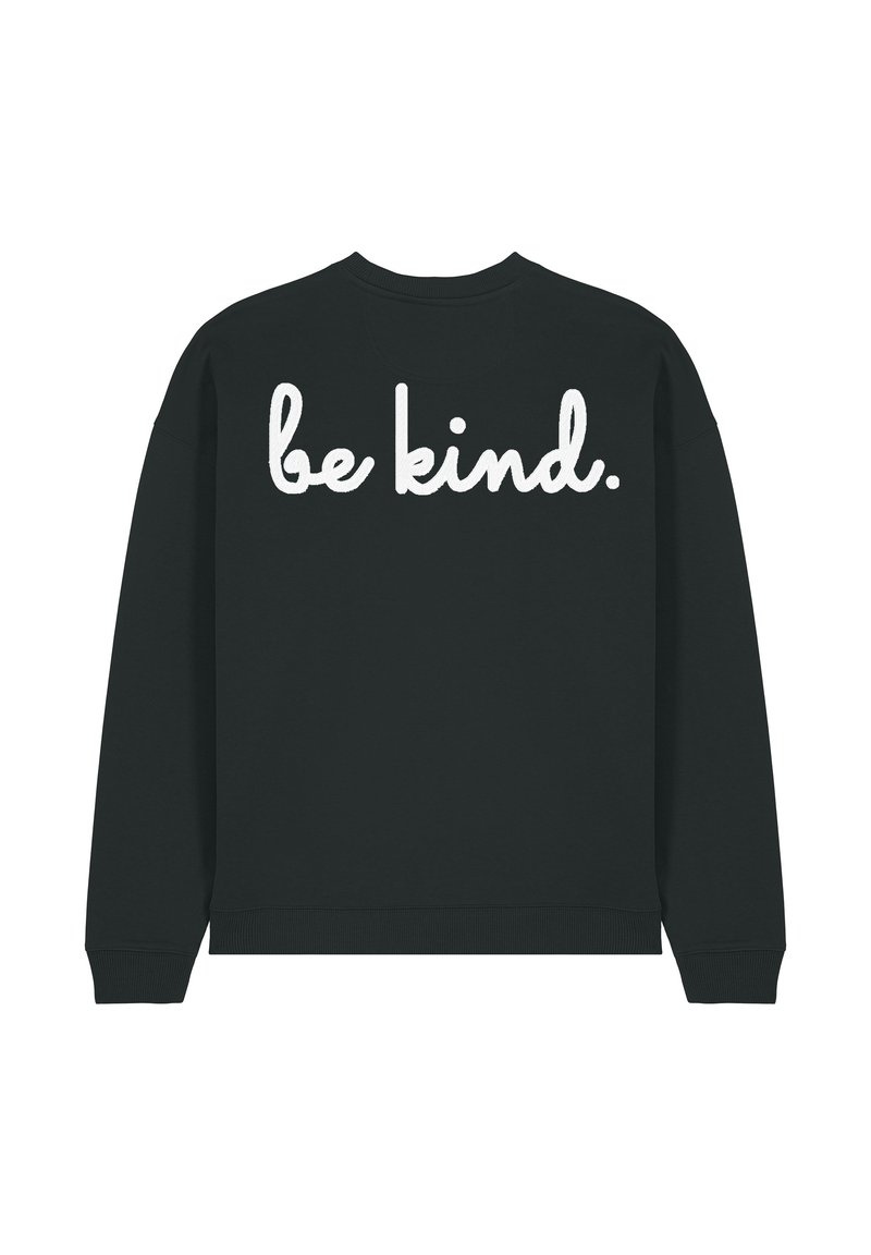 Čierna mikina so širokým výstrihom a dlhými rukávmi. Na chrbte sa nachádza biely písaný nápis "buď láskavý". Mäkká tkanina a rebrované manžety.