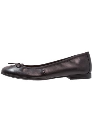 Chaussure ballerine plate en cuir noir avec un petit nœud à l'avant et un talon plat bas, vue de profil sur fond blanc.