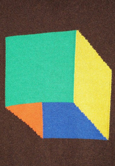 Sezione di maglione lavorato a maglia con uno sfondo marrone e forme geometriche in verde, giallo, arancione e blu, evidenziando distinti blocchi di colore.