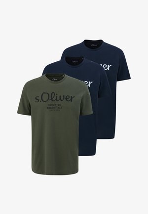 Trzy koszulki s.Oliver z okrągłym dekoltem w kolorze oliwkowej zieleni i granatu, każda z nadrukowanym tekstem logo na przodzie.