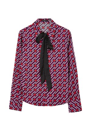 Gemusterte Bluse mit einem roten, rosa und schwarzen abstrakten Design, einem schwarzen Band zum Binden am Kragen und langen Ärmeln.