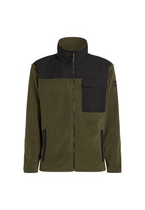 Giacca in pile verde oliva con pannello nero sul petto e sulle spalle, chiusura con zip, collo alto e tasca con pattina sul petto sinistro.