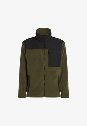 Giacca in pile verde oliva con pannello nero sul petto e sulle spalle, chiusura con zip, collo alto e tasca con pattina sul petto sinistro.