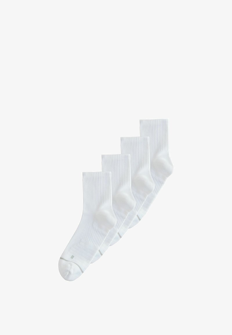 Cinq paires de chaussettes blanches à hauteur de cheville avec des bords côtelés, disposées en ligne diagonale sur un fond blanc uni.