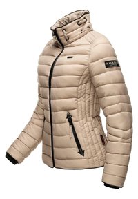 Beige puff jakke med horisontalt quiltet design, høj krave, to lynlåslommer og sorte detaljer på lynlåse og manchetter.