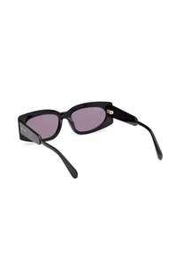 Gafas de sol negras con montura de ojo de gato, lentes tintados de púrpura y un acabado brillante y elegante; cuenta con resistentes varillas negras con una sutil marca.