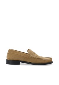 Tanfarbene Wildleder-Lederslipper mit genähten Details, runder Spitze und einer niedrigen schwarzen Gummisohle. Einfaches Design mit einem unkomplizierten Slipper-Stil und minimalen Akzenten.