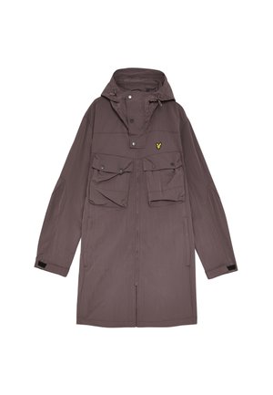 Lange bruin lichtgewicht jas met een capuchon, twee grote voorzakken, een ritssluiting en een subtiel geel logo op de borst.