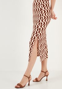 LELA SLIM FIT SET - Pluus - brown white
