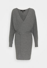 Robe en tricot grise avec des manches longues, décolleté en V et design croisé. Comprend une ceinture à nouer à la taille et une texture côtelée sur l'ensemble.