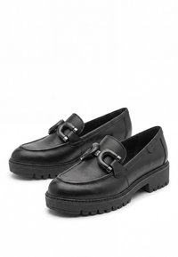 Paire de mocassins en cuir noir avec semelles épaisses et boucles décoratives sur le dessus avant de chaque chaussure.