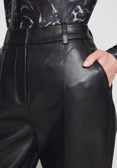 Han Kjøbenhavn STRAIGHT SUIT TROUSERS - Pantalones - black