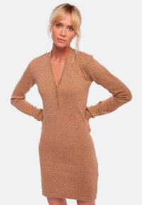 Mahogany MAUD - Etuikleid - camel chine