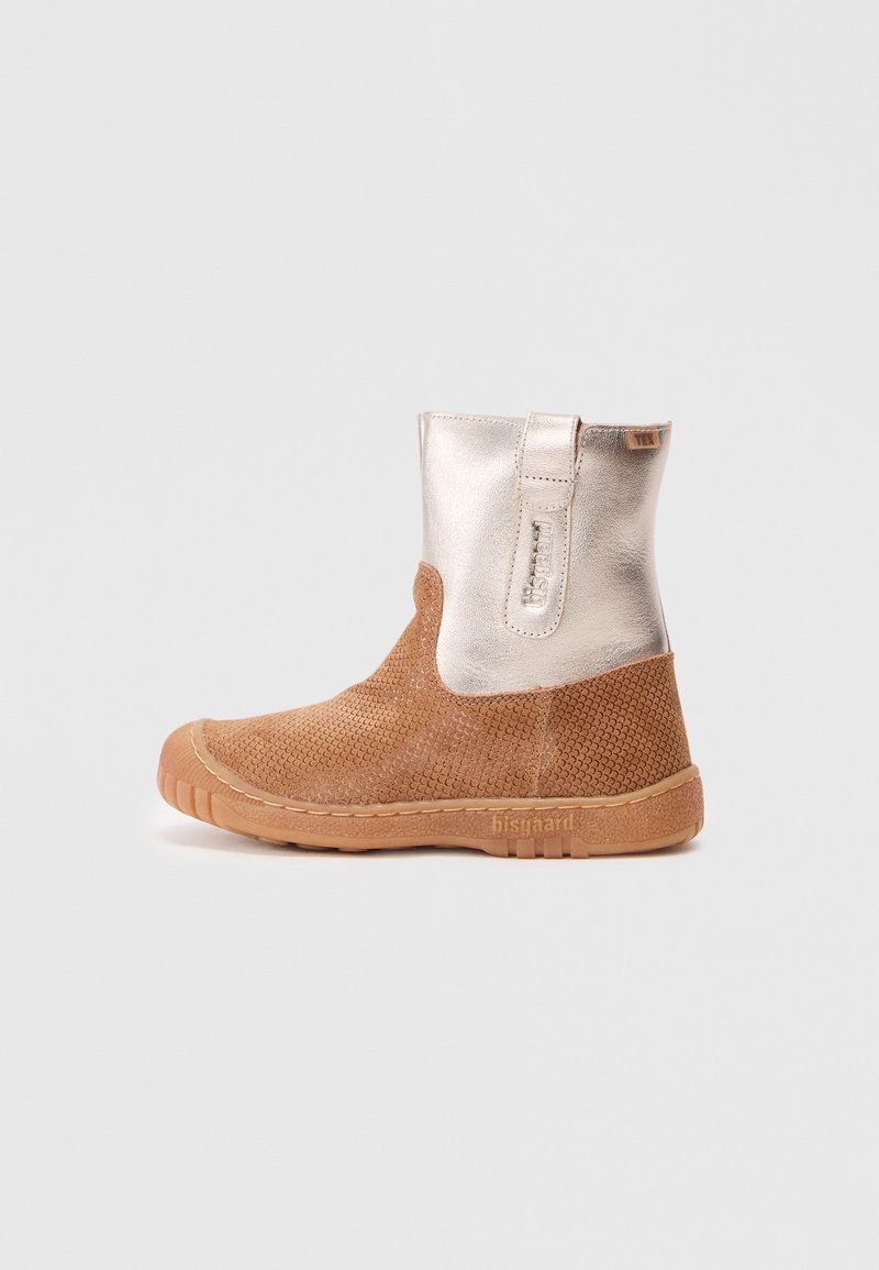 Braune Netz-Ankle Boots mit einem silbernen metallischen oberen Abschnitt, strukturierten Oberflächen, verstärkter Zehenpartie und Gummisohle mit Rillen.