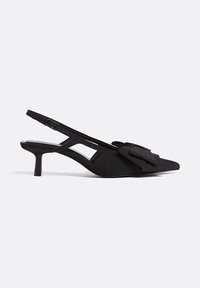 Černé slingback podpatky s špičatou špičkou, vyrobené z měkkého materiálu, s velkou mašlí jako akcentem a tenkým, kitten podpatekm.