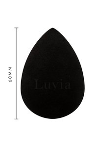 Spugna per trucco nera, forma a goccia, altezza 60mm, texture opaca, superficie liscia, progettata per sfumare cosmetici. Nome del marchio "Luvia" visibile.