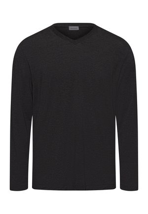 Camisa negra de manga larga y escote en V, hecha de un tejido suave y texturizado. Presenta un corte holgado y un sutil detalle de costura a lo largo del escote.
