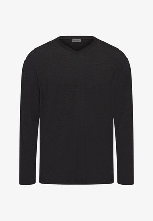 Camisa negra de manga larga y escote en V, hecha de un tejido suave y texturizado. Presenta un corte holgado y un sutil detalle de costura a lo largo del escote.