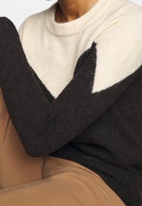 Vero Moda Petite Stickad tröja - off-white