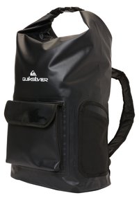 Zaino impermeabile nero a rotolo con spallacci regolabili, tasca frontale e lato texturizzato. Presenta il logo Quiksilver in bianco.