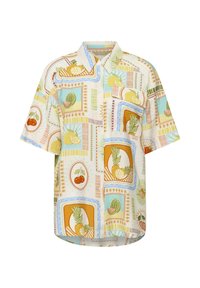 Chemise à manches courtes à boutons avec des motifs de fruits encadrés colorés, notamment des ananas, des cerises, des citrons et des pastèques sur un fond clair.