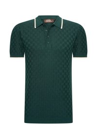 Polo de manga corta en verde oscuro con un patrón a cuadros texturizado, que presenta un cuello y puños en crema contrastantes, y una tapeta de tres botones.