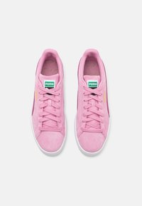 Baskets en daim rose avec semelles en caoutchouc blanches, bout arrondi, laçage à l'avant et logo Puma. Avec intérieur texturé et accents latéraux.