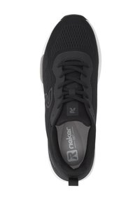Schwarzer Sportschuh mit Mesh-Obermaterial, Schnürverschluss und weißer Sohle, von oben betrachtet, mit Rieker Soft-Logo auf der Innensohle.