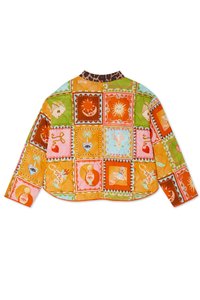 Kleurrijke gewatteerde jas met een patchworkontwerp dat verschillende geometrische en illustratieve patronen in oranje, groen, roze en blauw bevat.