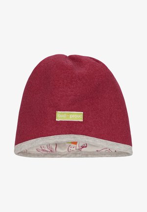 Rode wol gebreide beanie met een grijze omslag, voorzien van een groene "loud + proud" label aan de voorkant en een gestreepte voering van zacht materiaal.