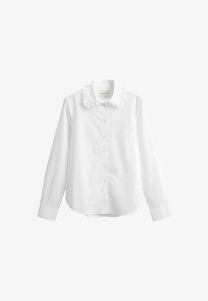 Witte blouse met lange mouwen, knoopsluiting, geplooide kraag en aansluitende manchetten, weergegeven op een witte achtergrond.