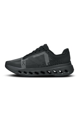 Chaussure de course légère noire avec tige en mesh, col rembourré et semelle épaisse avec plusieurs découpes ovales pour l’amorti et le soutien.