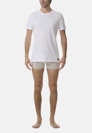 Weißes Rundhals-T-Shirt aus Baumwolle mit kurzen Ärmeln; kombiniert mit hellgrauen Boxershorts. Minimale Markenkennzeichnung auf den Shorts.
