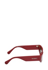 Röda rektangulära solglasögon med tjocka skalmar, som har MAX&Co. logotyp på sidan.