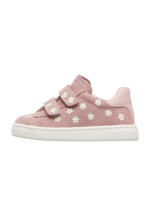 Pinkfarbener Kindersneaker aus Wildleder mit weißen Gänseblümchenmustern und zwei Klettverschlüssen auf einer weißen Gummisohle.