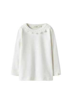 Pull blanc à manches longues avec un motif texturé et une bordure en dentelle au col. Présente un col rond et une petite étiquette de marque sur l'ourlet.