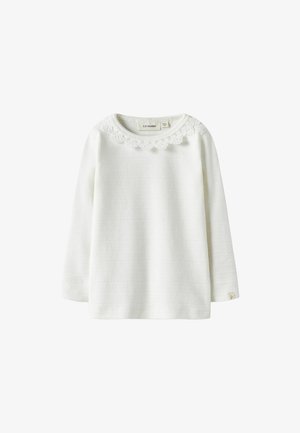 Biały sweter z długim rękawem o fakturowanym wzorze z koronkową lamówką na szyi. Posiada okrągły dekolt i małą metkę z logo marki na dole.