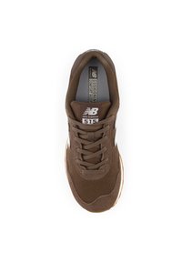 Basket marron New Balance 515 avec laçage à l'avant, col matelassé et semelle intérieure confortable visible, vue de dessus sur fond blanc.
