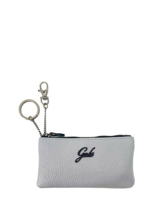 Piccola pochette in pelle bianca testurizzata con cerniera nera e portachiavi metallico con moschettone, con logo nero "Gabs" sul davanti.