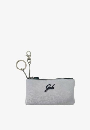 Piccola pochette in pelle bianca testurizzata con cerniera nera e portachiavi metallico con moschettone, con logo nero "Gabs" sul davanti.