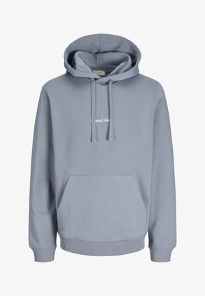 Světlomodrá mikina s kapucí a nastavitelným stahovacím šňůrkem, přední kapsa ve tvaru klokana, žebrované manžety a nenápadný bílý nápis loga na hrudi.