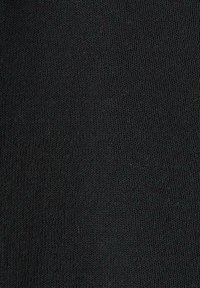 Nahaufnahme von schwarzem Strickstoff, der detaillierte, ineinander verschlungene Schlaufen und strukturierte Wollfasern zeigt.