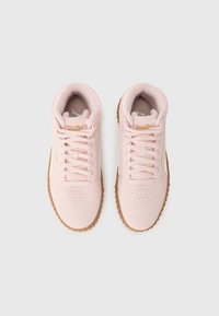Helle rosa Sneaker mit Obermaterial aus strukturiertem Leder, gepolstertem Knöchelbereich und Gummi-Außensohle. Mit passenden Schnürsenkeln und geprägten Logo-Akzenten.