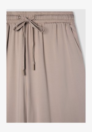 Pantaloni jogger grigi chiari realizzati in un tessuto morbido, dotati di una vita elastica con cordoncino, tasche laterali e una texture liscia.