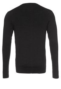 Svart tröja med långa ärmar, rund halsringning, normal passform, ribbade mudd och fåll. Slät, stickad textur, enkel design utan synliga logotyper.