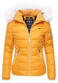 Gul, kviltet vinterjakke med hvid faux fur h�ætte. Har to frontlommer med lynlås, en høj krave og et brandlogo på ærmet.