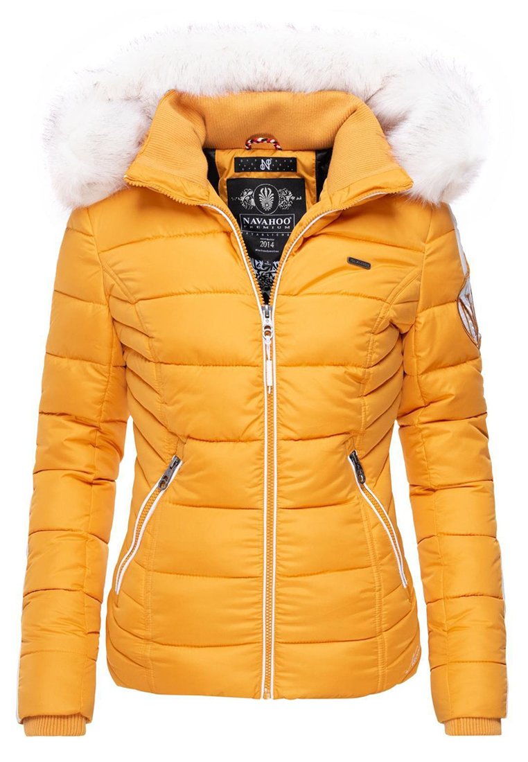 Gul, kviltet vinterjakke med hvid faux fur hætte. Har to frontlommer med lynlås, en høj krave og et brandlogo på ærmet.